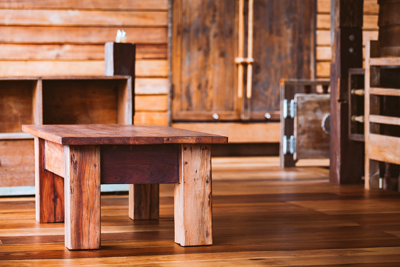 Rustikální interiér farmy s dřevěným nábytkem