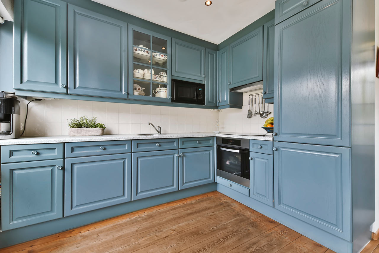 Modrá kuchyně s moderním uspořádáním do L