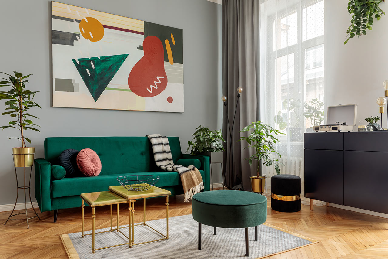 Moderní stylově vybavený obývák s dominantní zelenou a šedou barvou