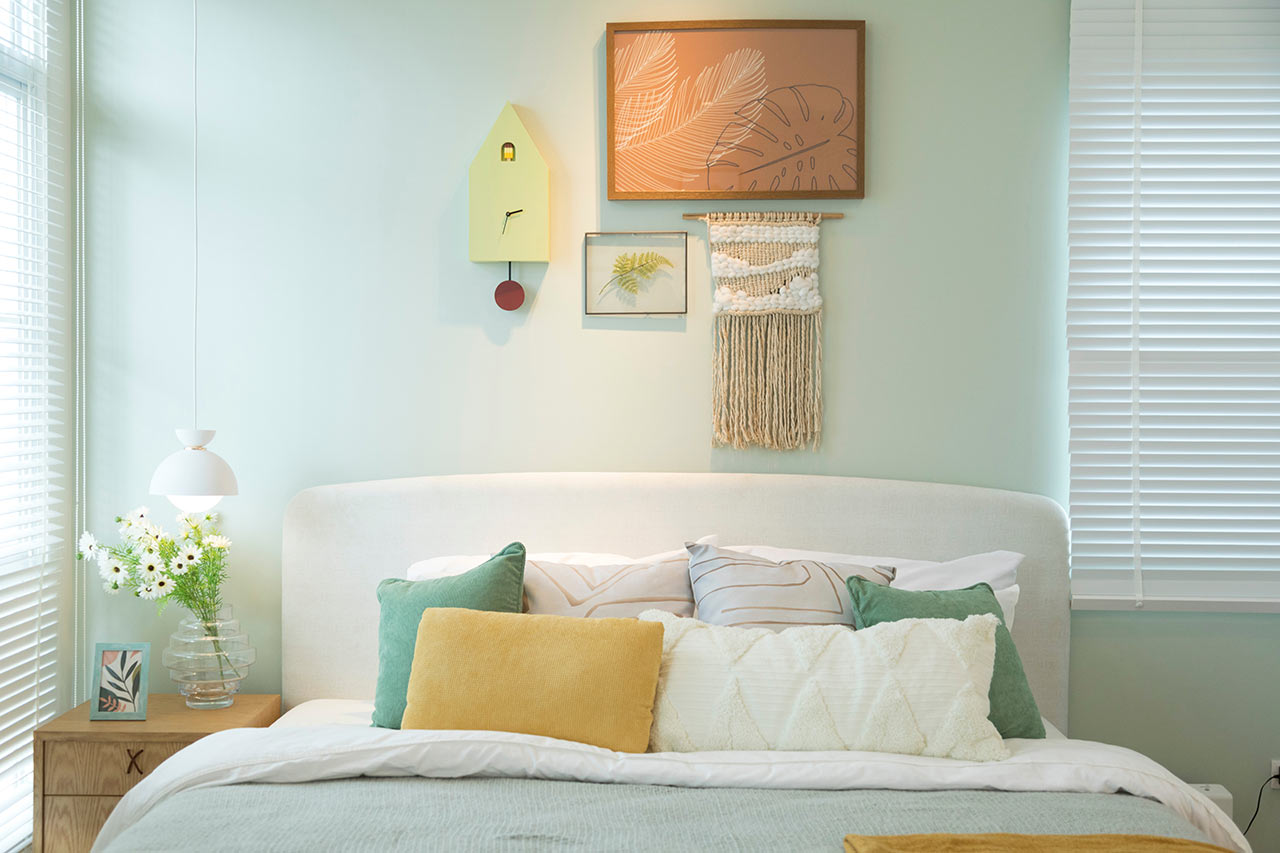 Hřejivá zelenkavá ložnice s velkou manželskou postelí