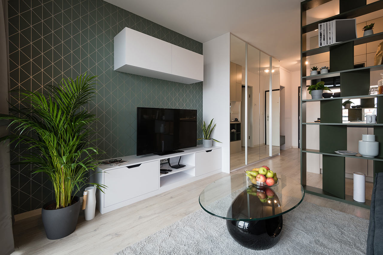 Moderní obývací pokoj s televizí mezi pokojovými rostlinami
