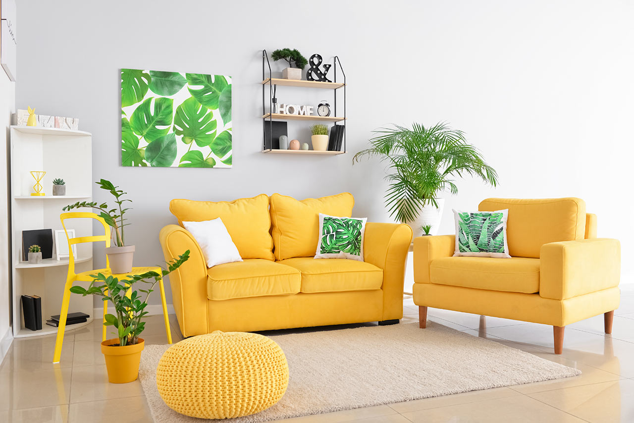 Stylový obývací pokoj s dominantní žlutou sedačkou