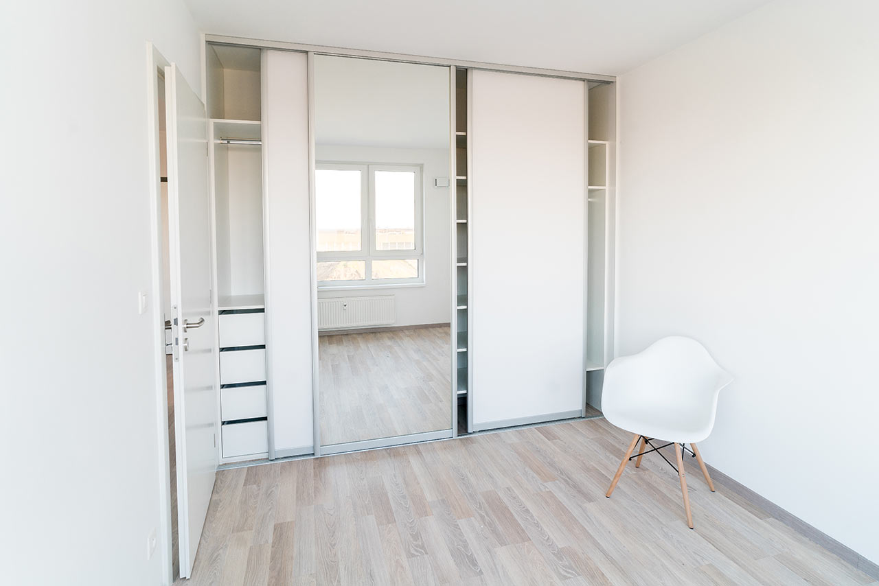 Malá ložnice s vestavěnou skříní a zrcadlem pro lepší šíření světla