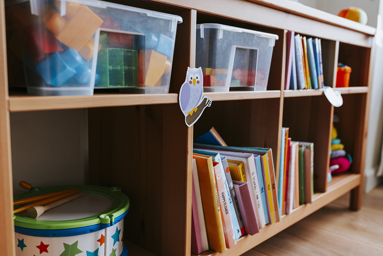 Do regálů schováte nejen knihy a učebnice, ale také hračky