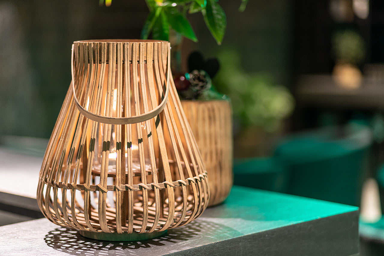 Malá lampa z objímky, žárovky a bambusu vám připomene letní dovolenou