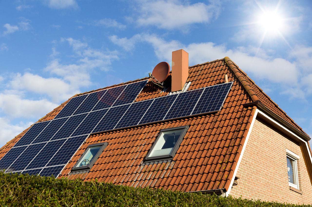 Fotovoltaika během teplejší půlky roku vyrobí dostatek elektřiny pro celou domácnost