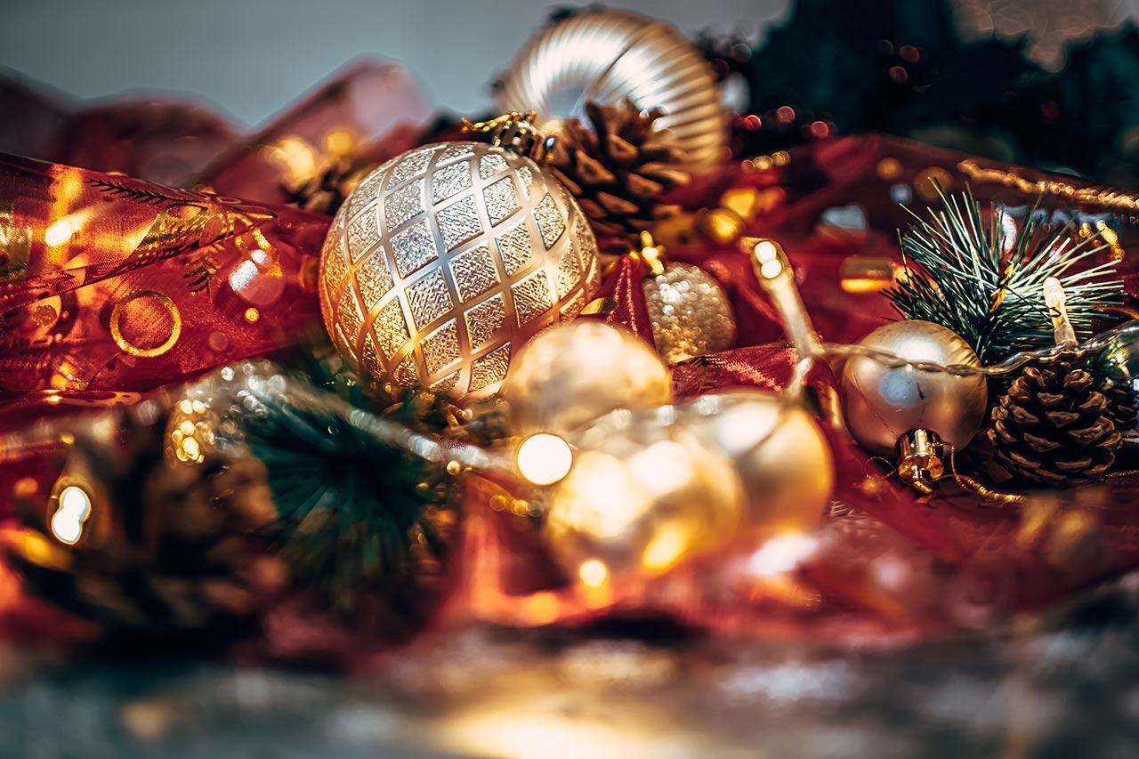 Dozdobte svícen drobnými dekoracemi a vtisknete mu vánoční náladu