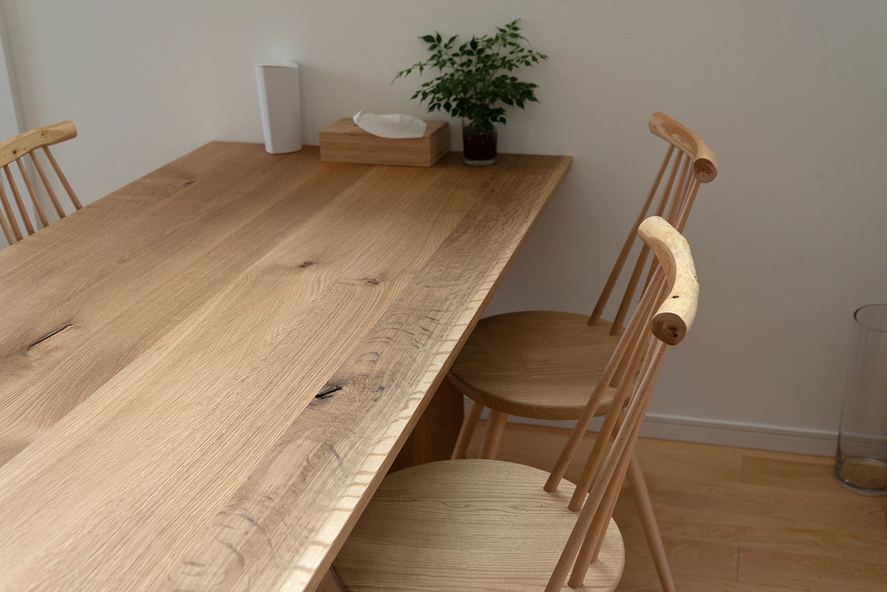 Stůl z masivního dřeva vypráví příběhy několika generací, což má váhu