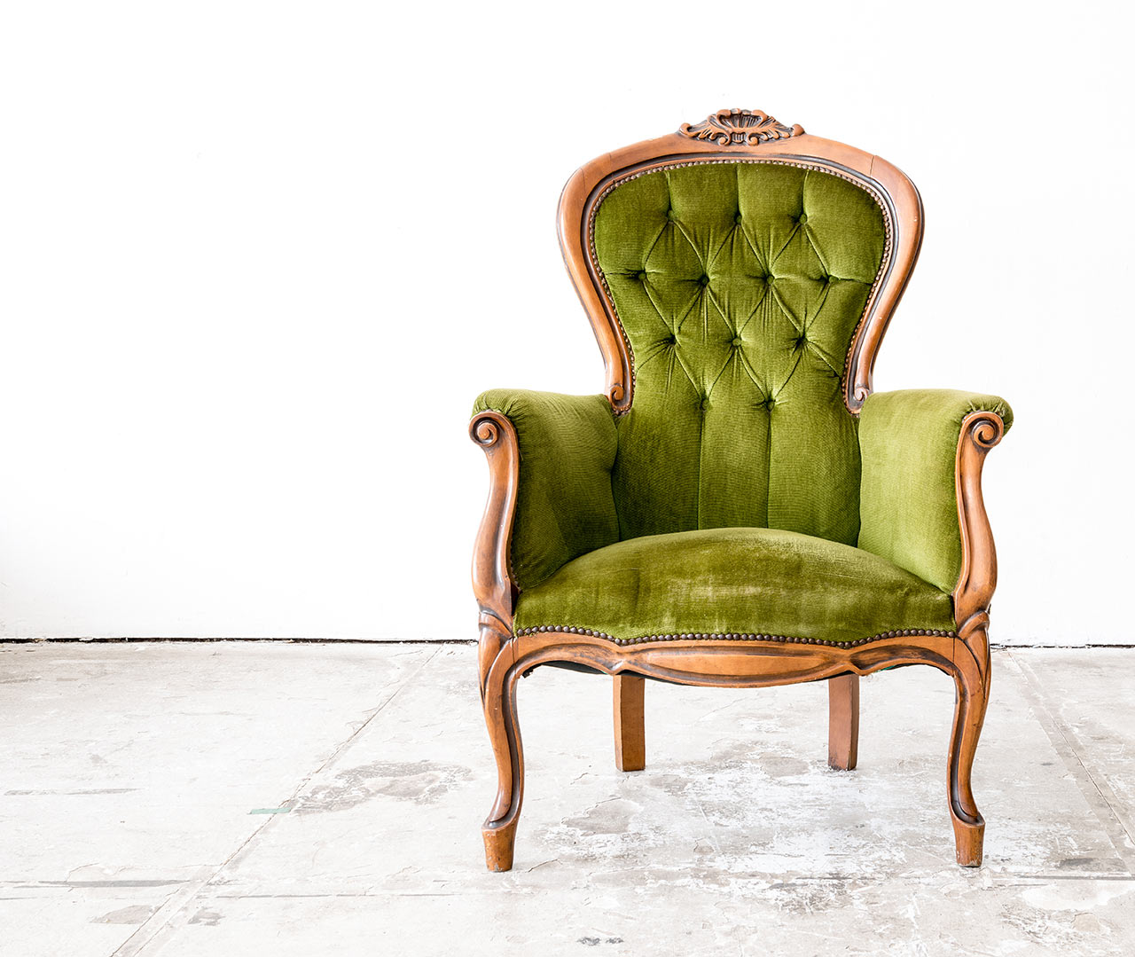 Židle ve stylu francouzských králů má své místo v nejednom obýváku 21. století – a oprávněně