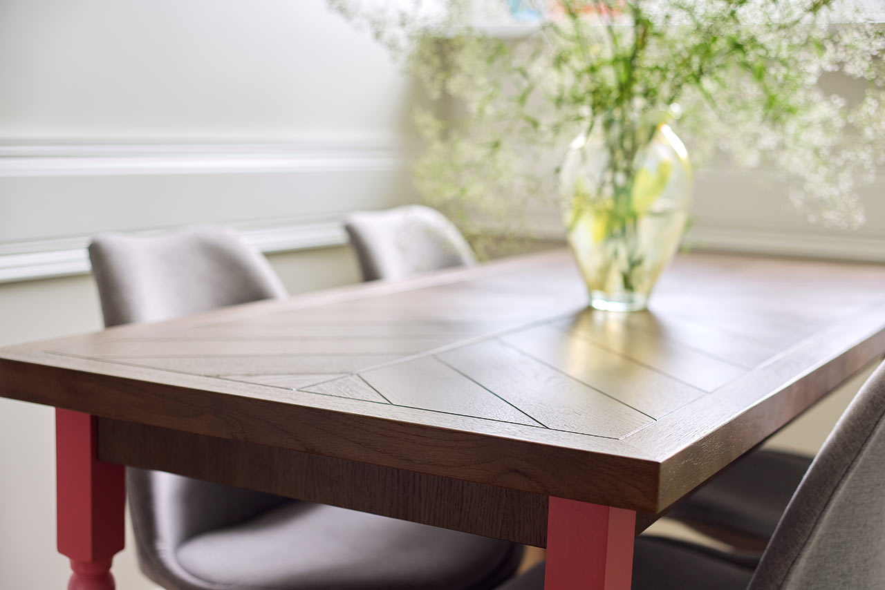 Mistři řemeslníci dokáží nábytek vyladit v sebemenším detailu – od patky noh po desku stolu