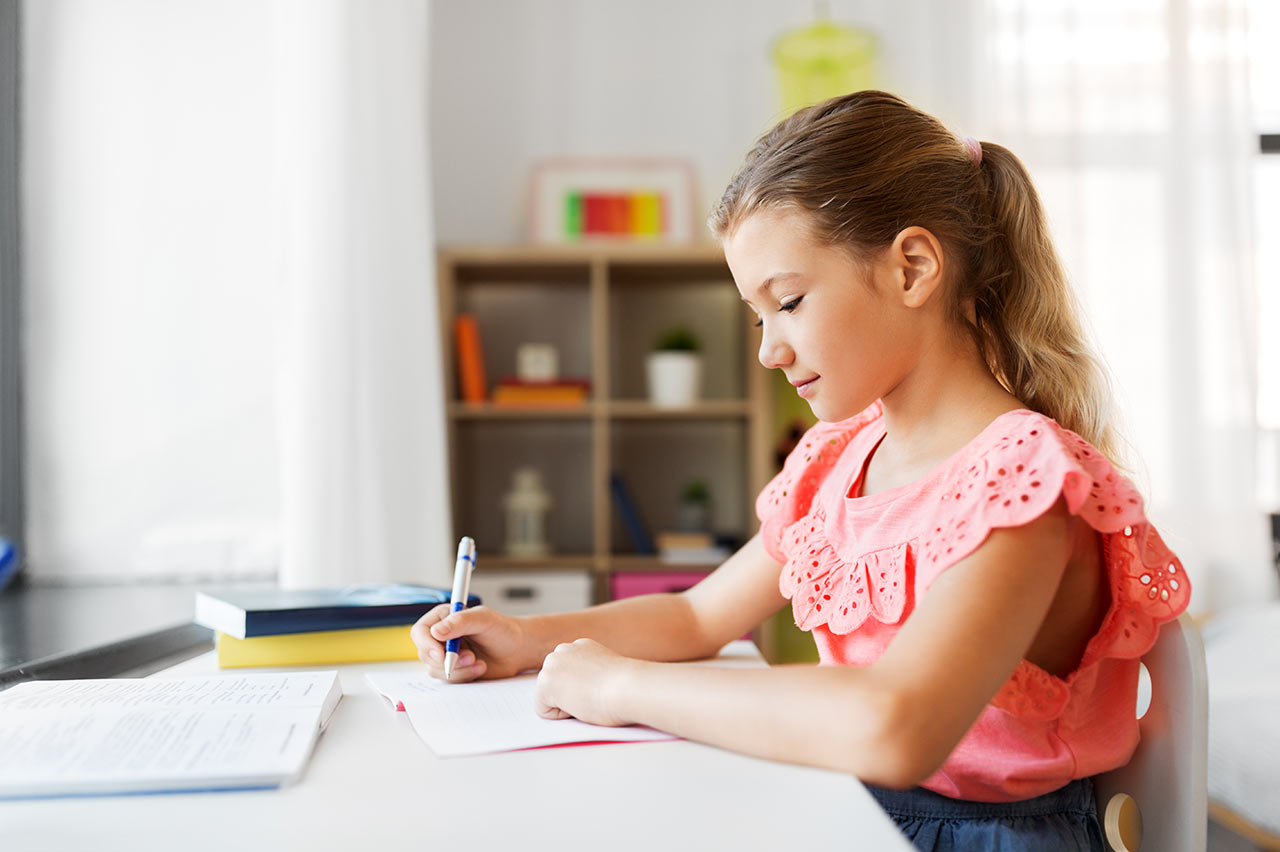 Kvalitní psací stůl podporuje správné držení těla vašeho dítěte