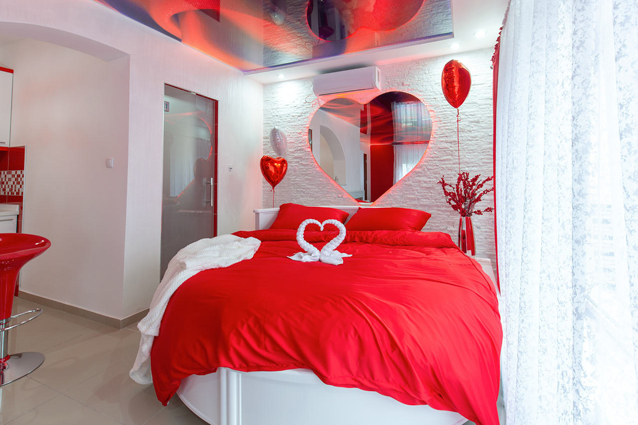 Červená byla, je a bude barvou lásky, tak ji využijte.