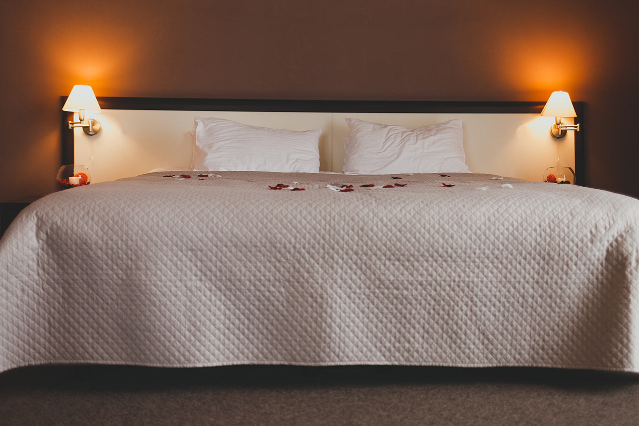 Tlumené světlo nabízí šero, ve kterém se může intimita naplno projevit.