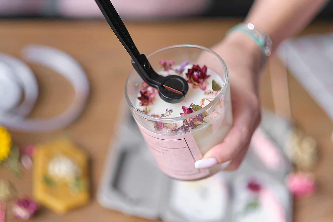 Chcete silnější smyslnou vůni? Zapalte si vonnou svíčku nebo tyčinku a vychutnejte si atmosféru