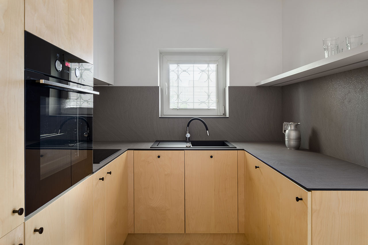 Nenechte si mezi prsty proklouznout prostor v rozích skříněk. Sice je atypicky řešený, ale výklopné police vám dovolí využít jej naplno. Vaše hrnce vám budou vděčné za komfort.