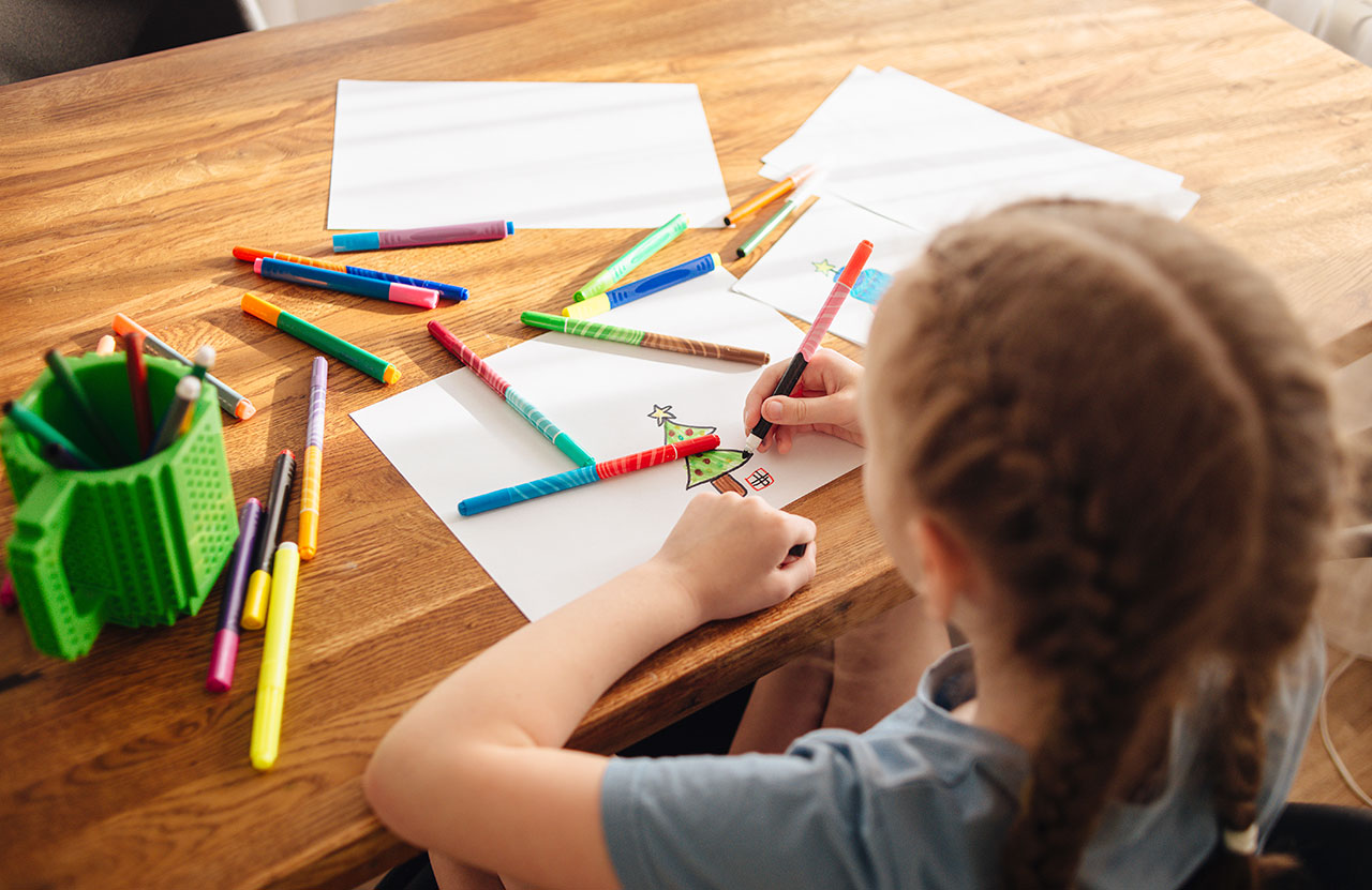 Dřevěná židle je klasika. Ale pokud se rozhodnete pro umělohmotnou nebo kovovou, neuděláte chybu.