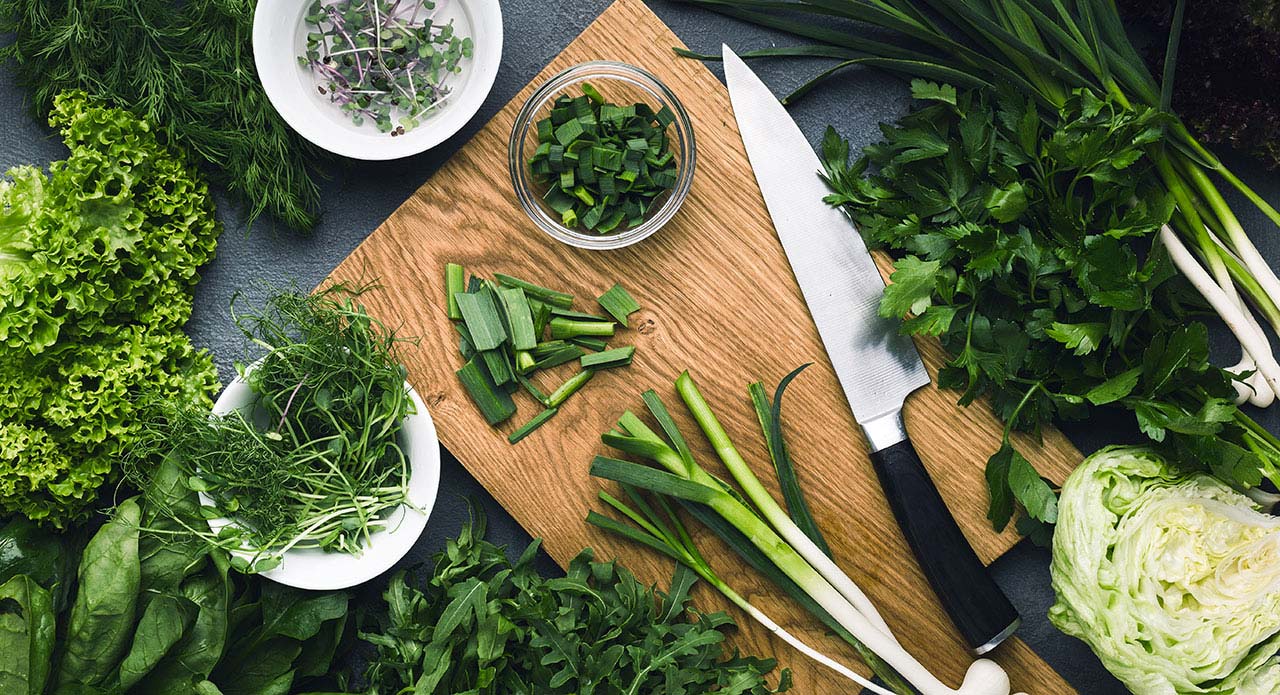 Bez prkénka na krájení postupně poškodíte povrch desky nejen esteticky, ale i funkčně.