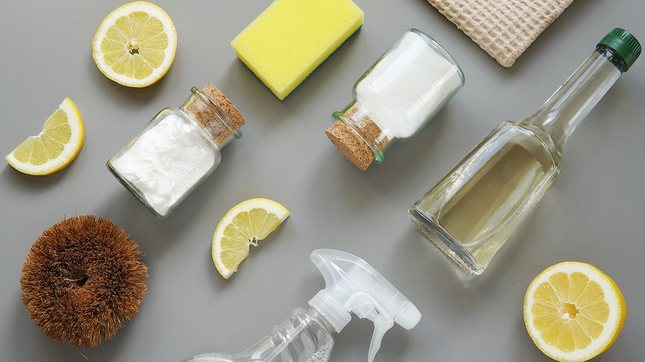 Základní výbava sody, bílého octu a citronové šťávy, případně kyseliny citronové je mocná. Uvidíte sami.