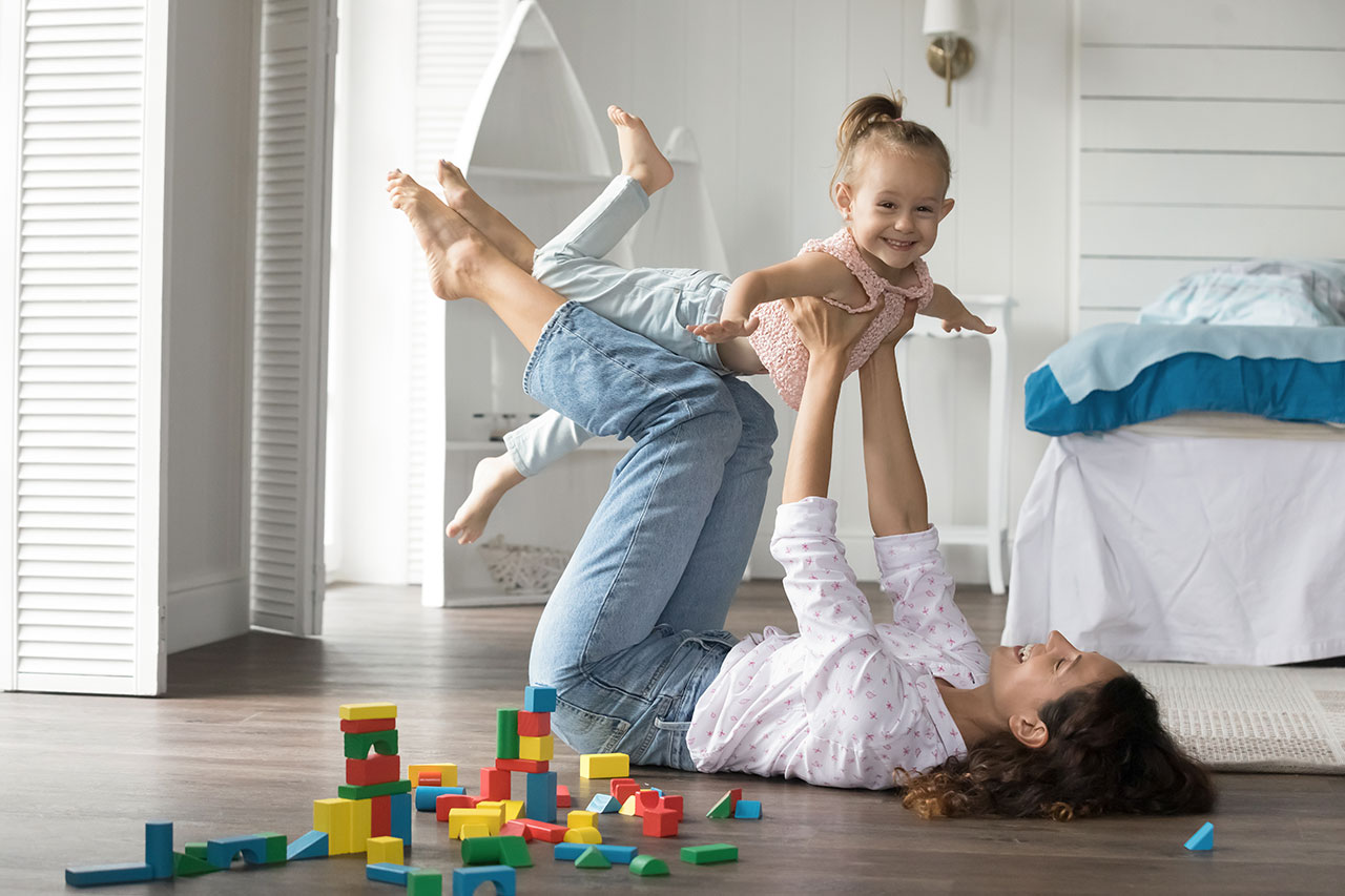 Bílá v ložnici nedrží teplo, a navíc vás ani nebude rušit před spánkem. Působí klidně a jistě. A přesně tohle od místnosti, kde usínáte, chcete.