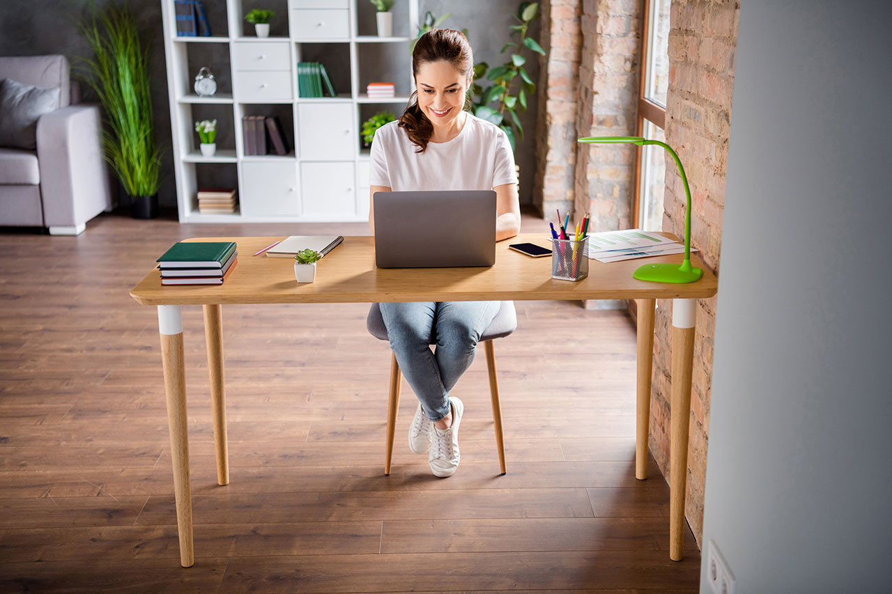 Rozdělte si věci podle toho, jak často je potřebujete. Poblíž stolu si nechte jen ty nejužitečnější. Zbytek můžete mít kdekoliv jinde – dokonce i v jiné místnosti.