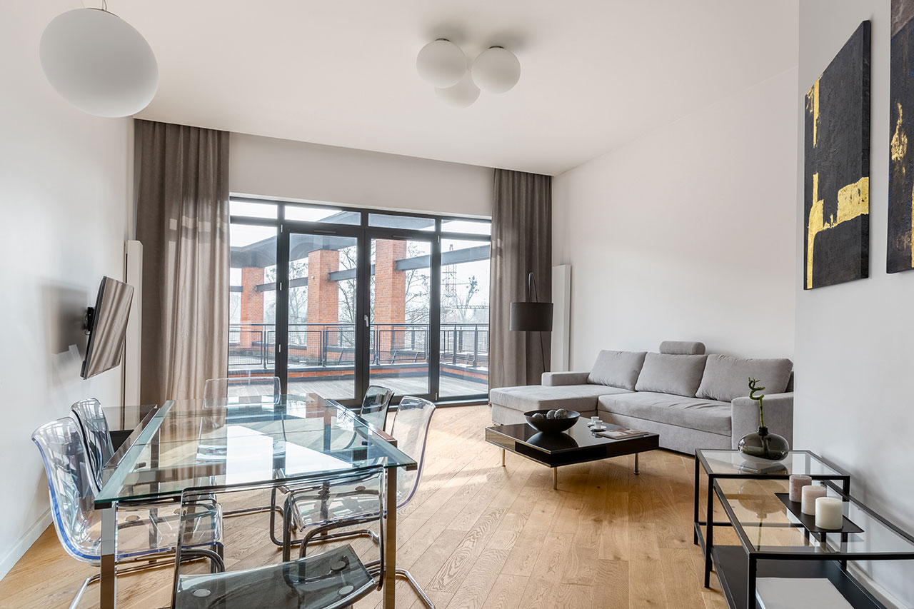 Průhledné skleněné desky jídelních stolů jsou elegantní a vkusné. A to i pro náročné.