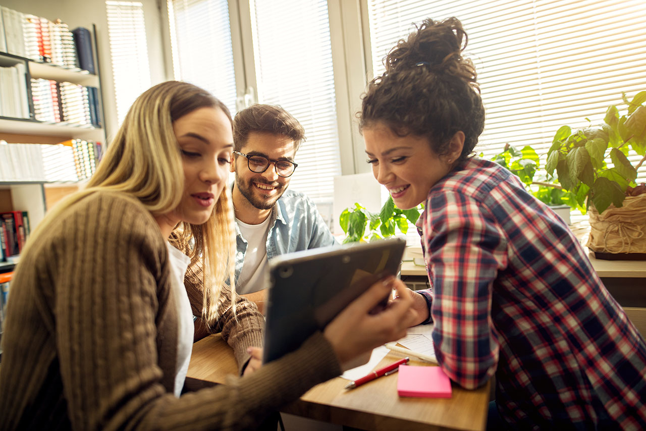 Regály až pod strop nemusejí být tak široké a můžete v nich uspořádat knihy podle frekvence použití. Ideální na šetření místa v pokoji.
