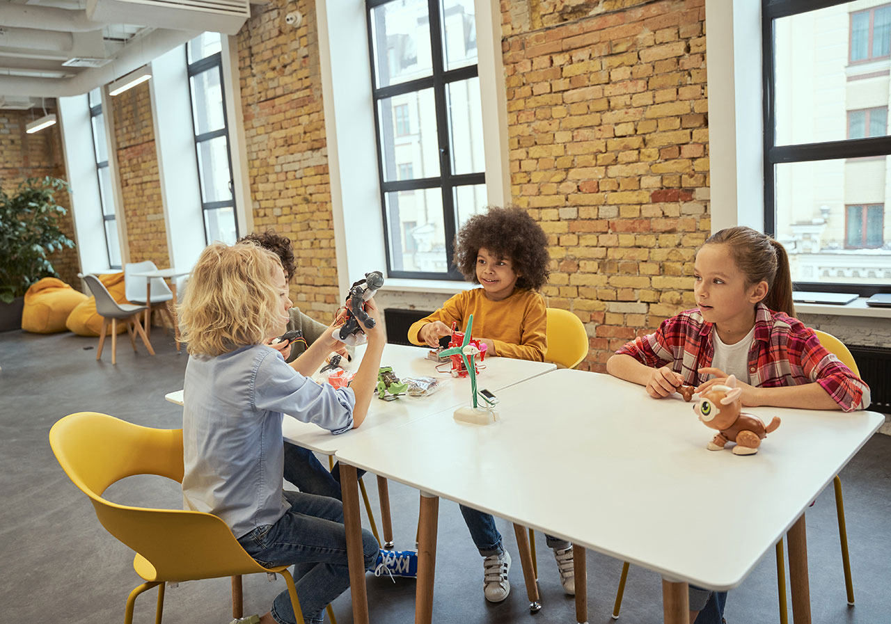 Pokud potřebujete stůl často přesouvat, bude lepším řešením pořídit si dva menší, které můžete srazit k sobě.