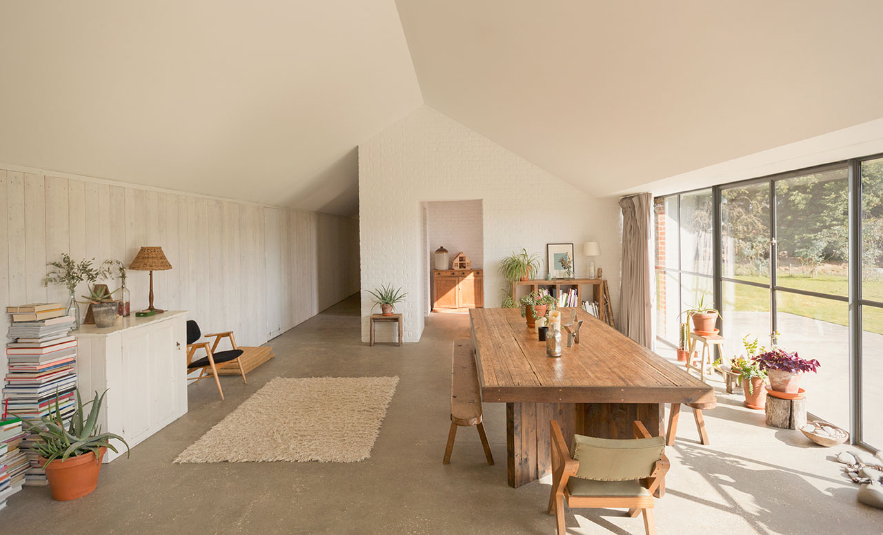 Stůl může být středobodem místnosti, i když je velká a vzdušná. Stačí dát šanci přírodnímu materiálu a nebát se patiny. Pak získáte solitér, který bude obdivovat i vaše tchýně.