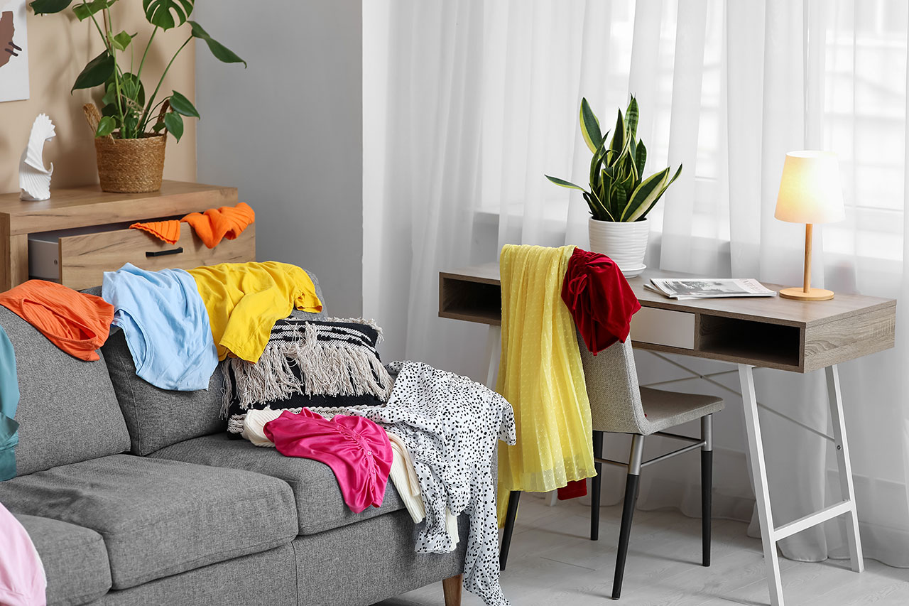 Sterilní prostředí je neosobní a studené. Nebojte se používat nábytek také jako odkládací plochu pro vaše oblečení a doplňky. A když má přijít návštěva, pro jednou uklidíte. Pak můžete začít odkládat znova!