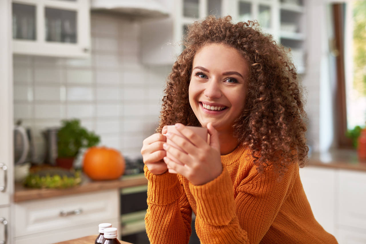 Užijte si hřejivý podzim, i když se za okny rozlézá nepříjemný chlad. Vyzdobte si kuchyni dekoracemi, uvařte si horký čaj a zalezte do pohodlí pod deku.