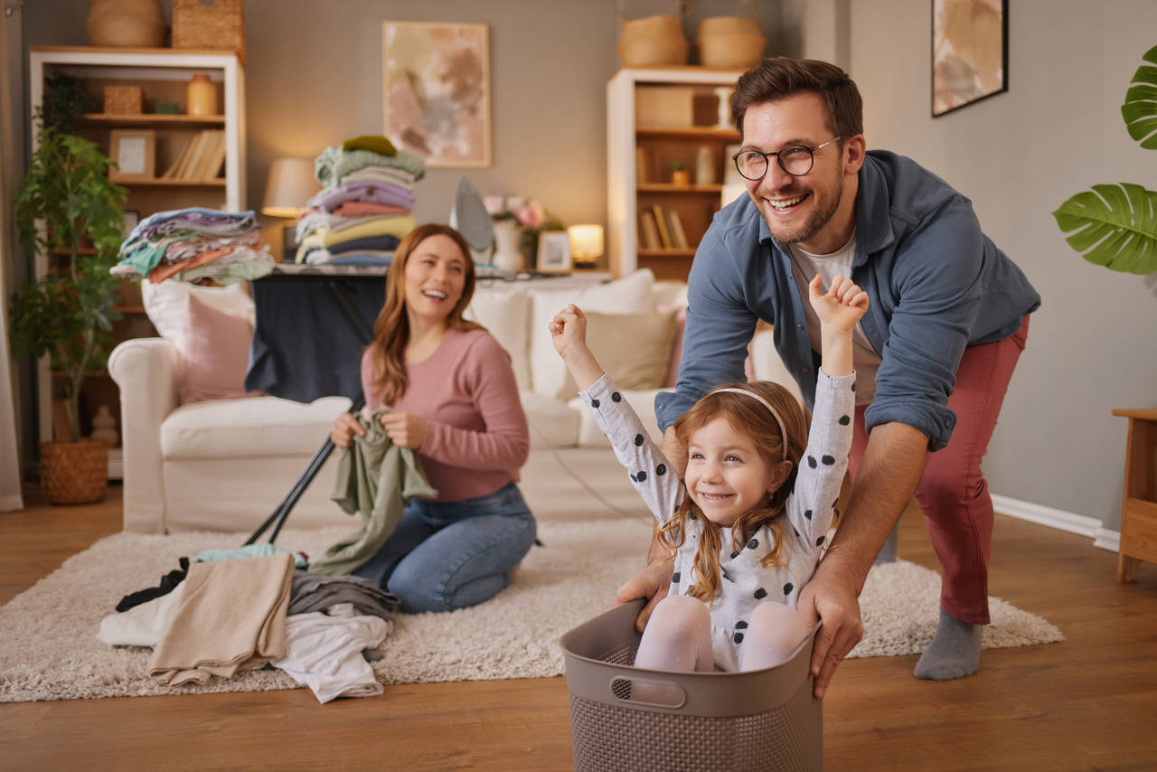 Vytřiďte si drobné a střední věci do praktických boxů nebo košíků. Budete je mít po ruce a snadněji je uchráníte před prachem.