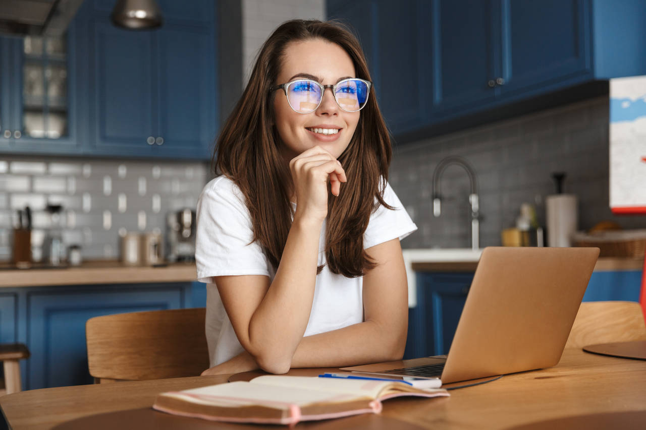 Práce v kuchyni může být skvělou kličkou, jak nasbírat inspiraci díky změně prostředí. Jen pozor na vlhkost a mastnotu. Ty elektronika nesnáší. Nejdřív proto pořádně vyvětrejte místnost.