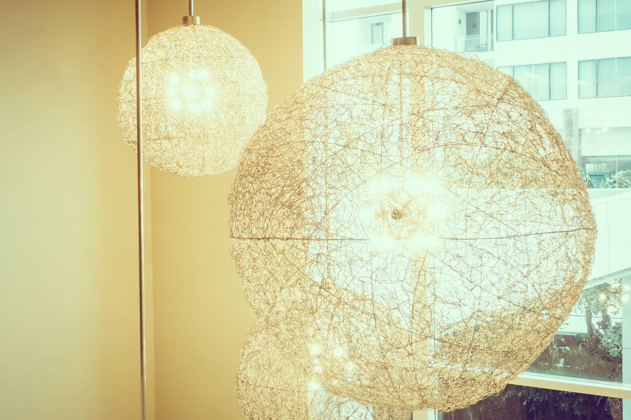 Osvětlení v podobě koule.