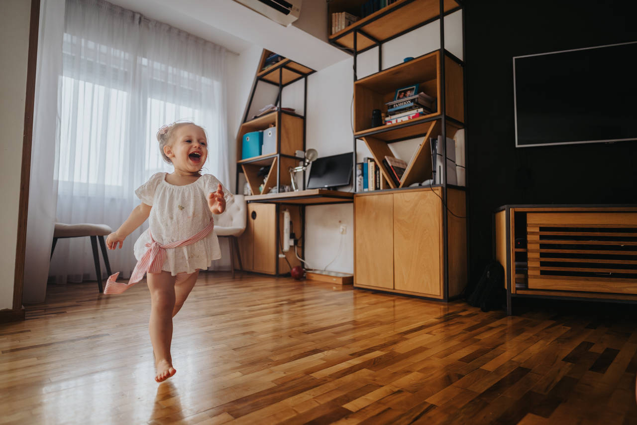 Pokud máte doma malé děti, myslete i na ně. Ostré hrany nábytku a málo prostoru kolem nenahrávají fungování našich nejmenších. Dopřejte jim prostor a bezpečí.
